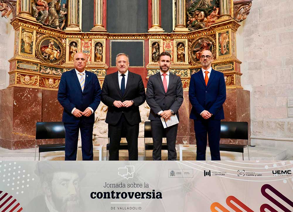 De izq. a dcha.: El subdelegado del Gobierno en Valladolid, Jacinto Canales, el Presidente de las Cortes de Castilla y León, Carlos Pollán Fernández, el rector de la Universidad Europea Miguel de Cervantes, David García López, y el director del Museo Nacional de Escultura, Alejandro Nuevo.